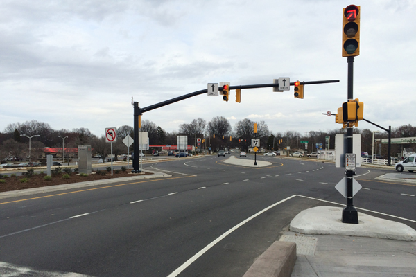 Diverging Diamond interchange road intersection